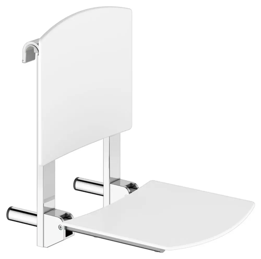 Klappsitz von Keuco in Weiß, an einer Wand montiert. Die Sitzfläche ist klappbar, der Rückenrest bietet Unterstützung.